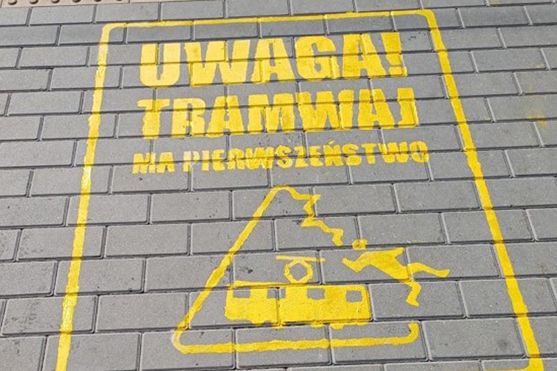 Toruń stawia na bezpieczeństwo pieszych. Na chodnikach, przy liniach tramwajowych, pojawiło się nowe oznakowanie.
