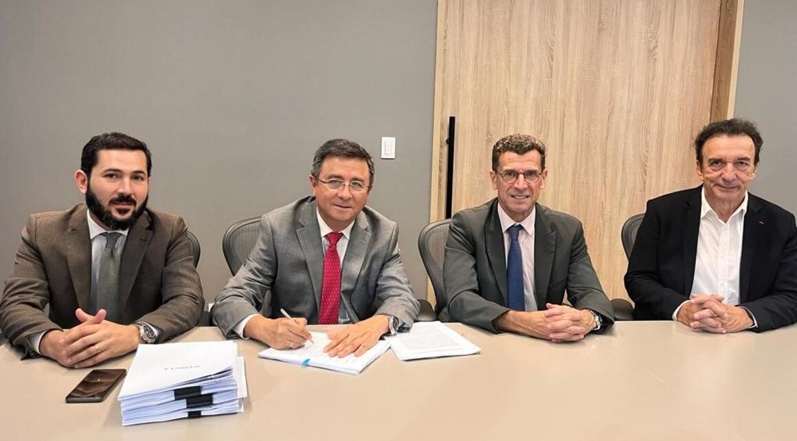 Podpisanie umowy pomiędzy Alstom-Sofratesa i FITRAM na linię jednoszynową w mieście Santiago de los Caballeros na Dominikanie. Podpis został złożony w obecności Służb Ekonomicznych Ambasady Francji.