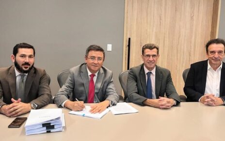 Podpisanie umowy pomiędzy Alstom-Sofratesa i FITRAM na linię jednoszynową w mieście Santiago de los Caballeros na Dominikanie. Podpis został złożony w obecności Służb Ekonomicznych Ambasady Francji.