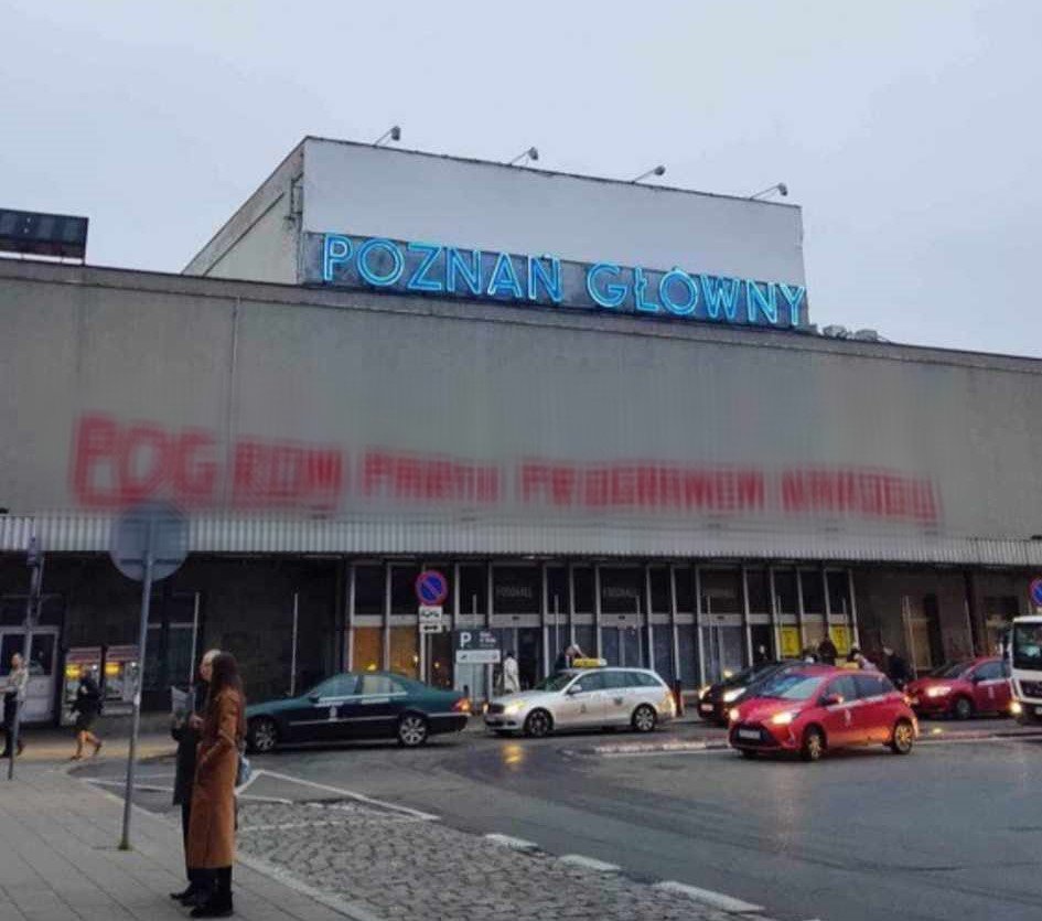 “Pogrom partii…” – sprawca nocnej dewastacji ściany poznańskiego dworca zatrzymany