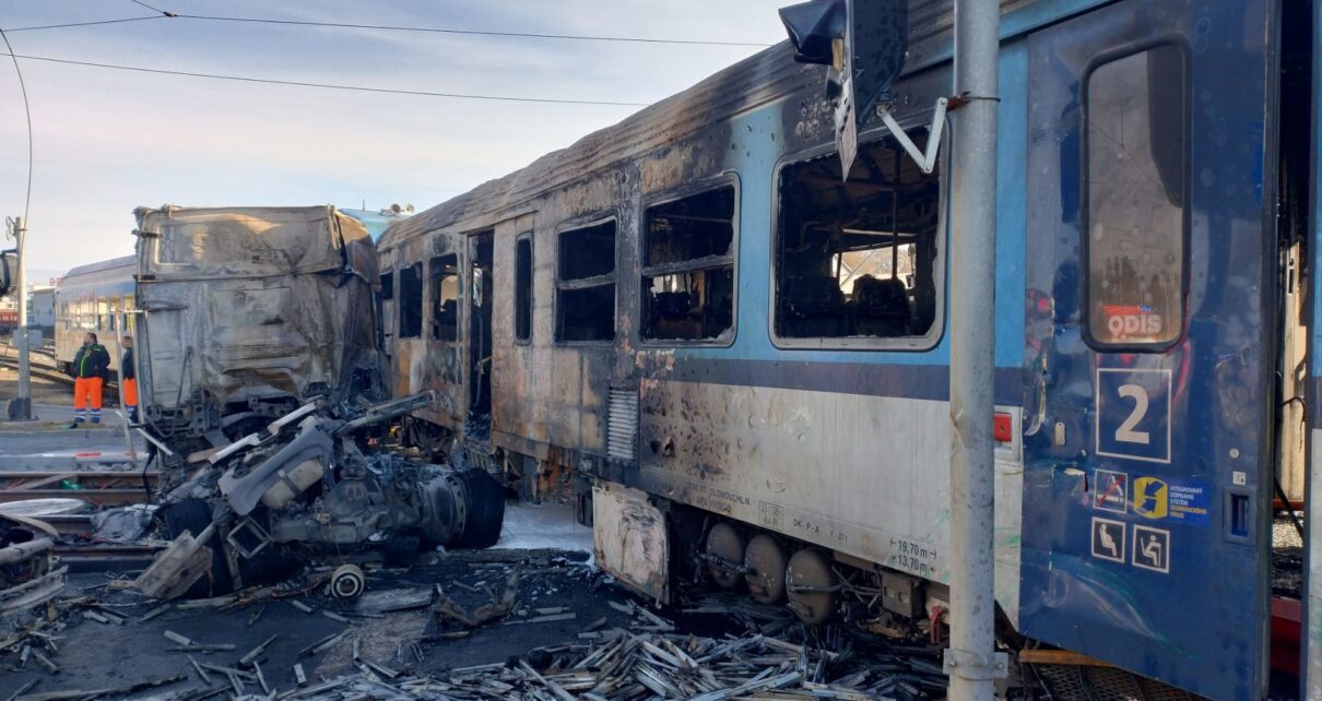 Po zderzeniu pociągu z samochodem ciężarowym i autem osobowym, doszło do pożaru (Fot. Drážní Inspekci)