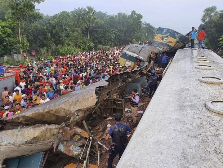 Katastrofa kolejowa w Bangladeszu (fot. @RanjeetNKumar / Twitter)