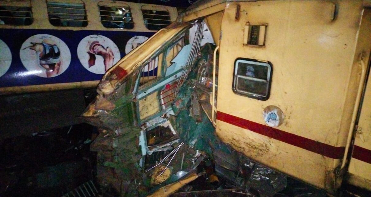 Katastrofa kolejowa w Indiach (fot. @shaandelhite/Twitter (X)