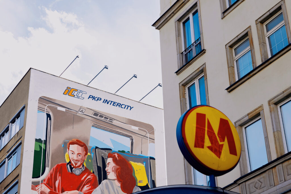 Mural PKP Intercity powstał na budynku przy ul. Waryńskiego 3, nieopodal stacji Metro Politechnika.