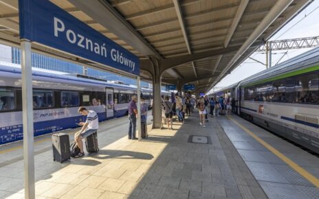 Podróżni na stacji Poznań Główny (fot. Łukasz Brylowski / PKP PLK)