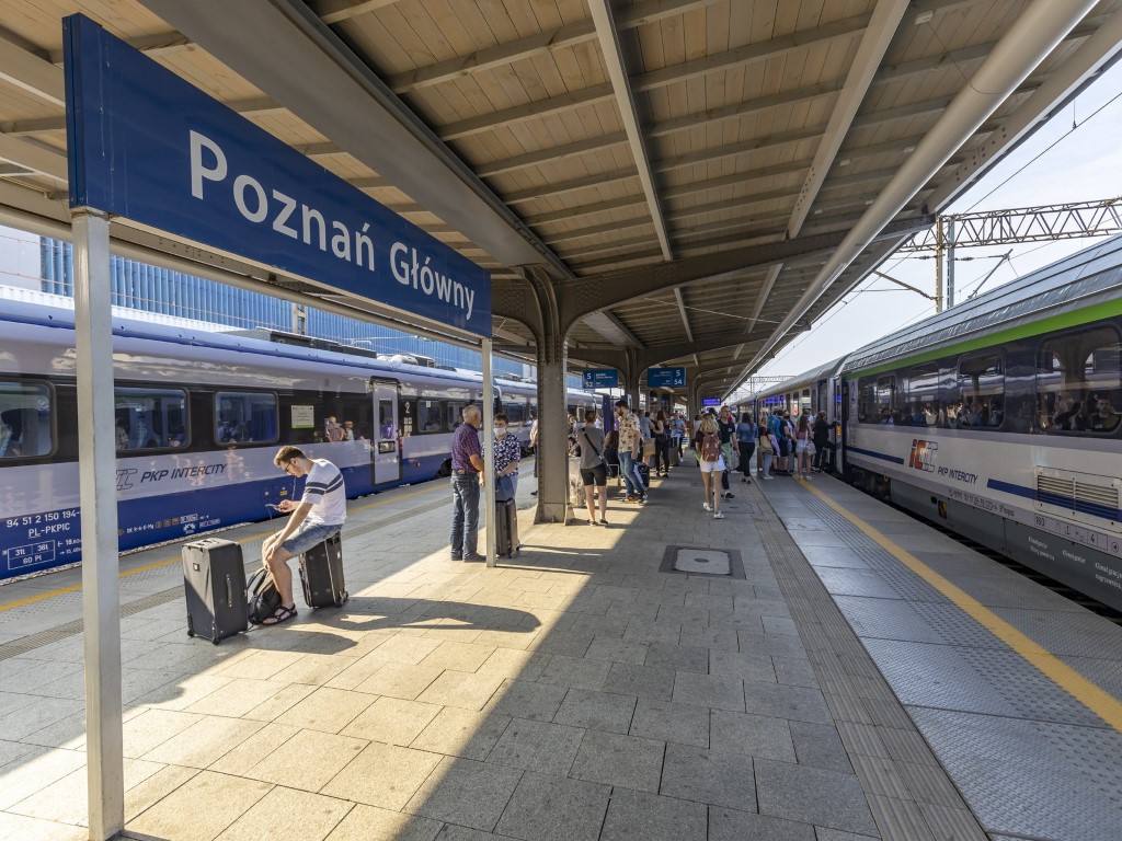 Podróżni na stacji Poznań Główny (fot. Łukasz Brylowski / PKP PLK)