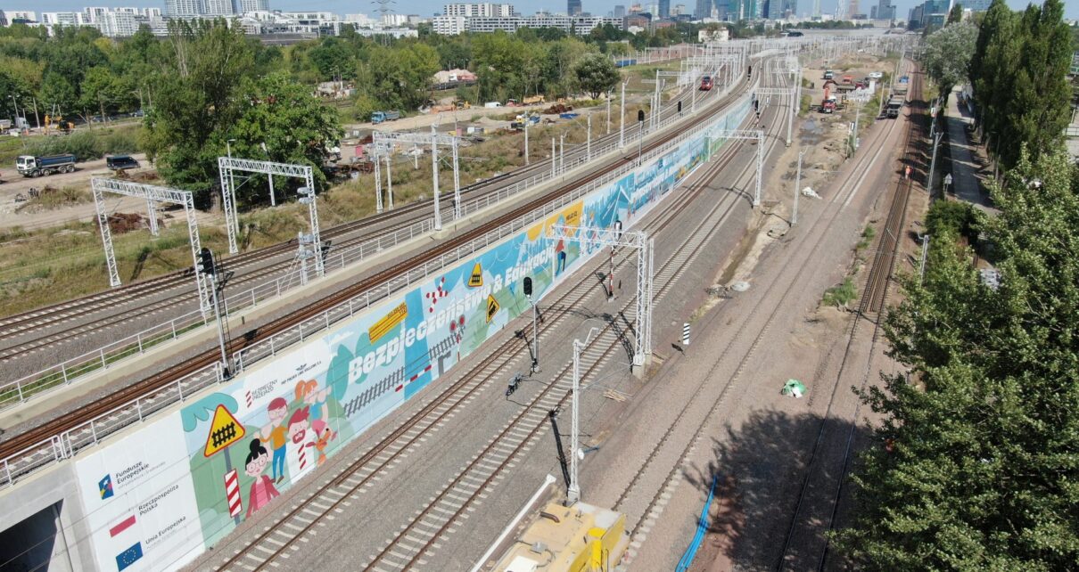 Stacja Warszawa Zachodnia / widok na mural (fot. Adam Kundzicz / PKP PLK)