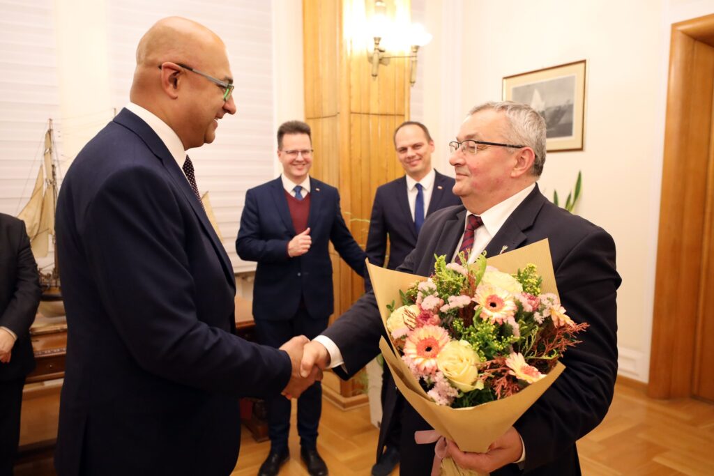Nowy minister infrastruktury Alvin Gajadhur odbiera z rąk dotychczasowego Ministra Infrastruktury Andrzeja Adamczyka gratulacje (fot. MI)