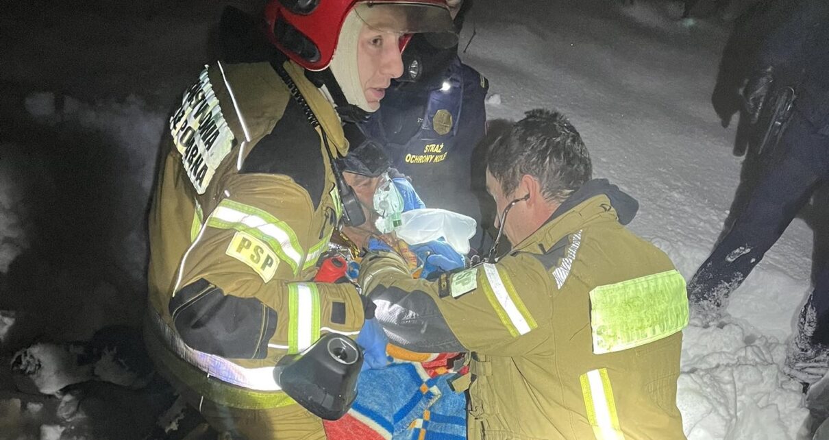 Strażnicy Ochrony Kolei i Strażacy uratowali z pożaru starszego mężczyznę (fot. SOK)