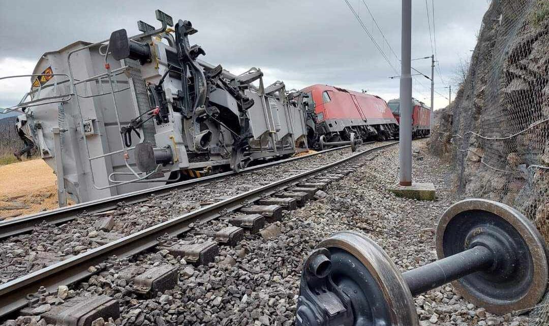 Katastrofa kolejowa w Škrljevie, Chorwacja. (fot. Der Eisenbahner /Facebook)