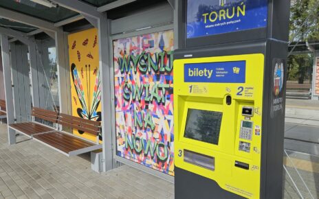 Biletomat przy jednym z przystanków tramwajowo-autobusowych w Toruniu. (fot. MZK Toruń)