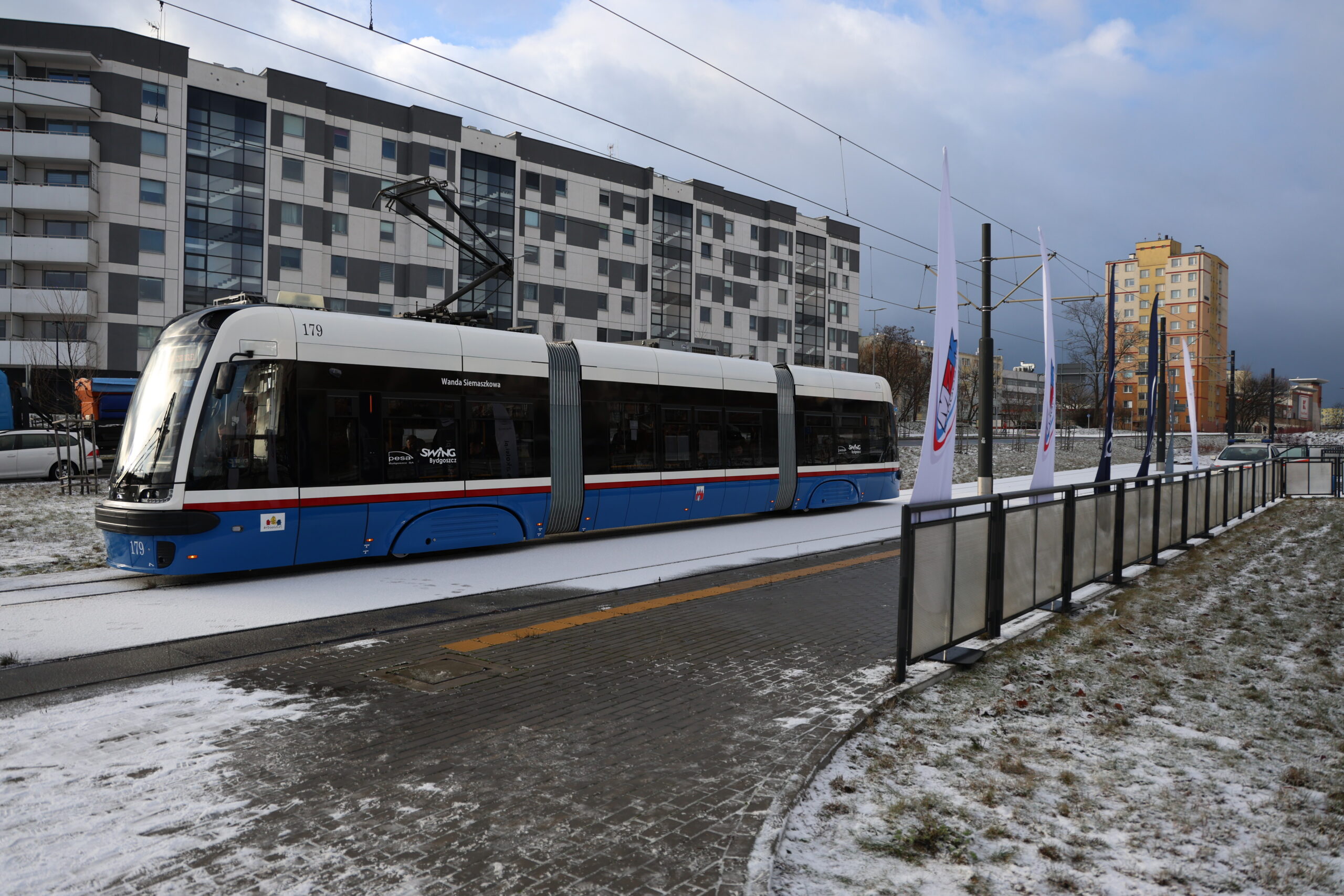 Tramwaj PESA Swing na torze odstawczym w ul. Solskiego. Wkrótce pobiegnie tu nowa linia tramwajowa (fot. Polska Izba Kolei)