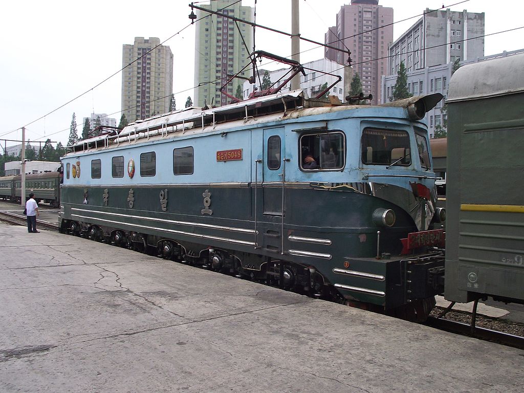 Fot. By Mark Fahey from Sydney, Australia - Pyongyang to Sinuju Train at Pyongyang Railway Station, CC BY 2.0, https://commons.wikimedia.org/w/index.php?curid=31812354