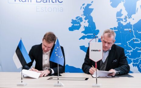 Podpisanie umowy na budowę pierwszego odcinka magistrali Rail Baltica w Estonii (po lewej Anvar Salomets, po prawej Sven Pertens).