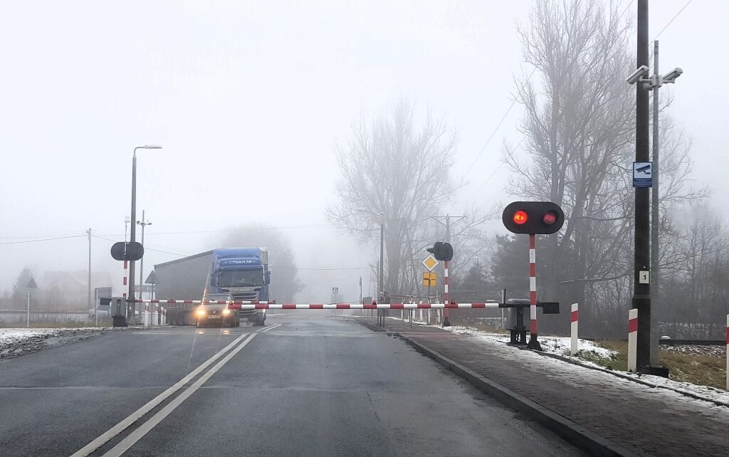 Zamknięte rogatki na przejeździe kolejowym na ul. Górniczej w Staporkowie (fot. Wojciech Grzelka / PKP PLK)