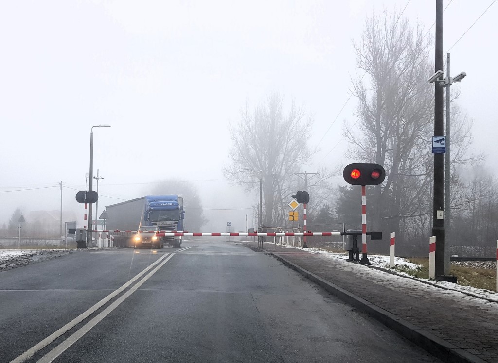 Zamknięte rogatki na przejeździe kolejowym na ul. Górniczej w Staporkowie (fot. Wojciech Grzelka / PKP PLK)