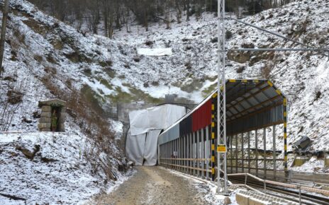 Trwają prace przy poszerzaniu tunelu kolejowego w okolicach Trzcińska na Dolnym Śląsku (fot. W. Szczotka / PKP PLK)