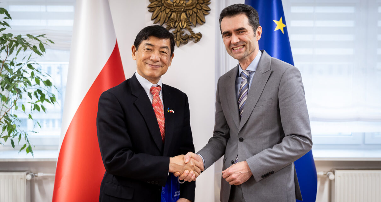 Wiceminister infrastruktury Piotr Malepszak i ambasador Japonii w Polsce Akio Miyajima rozmawiali o współpracy w zakresie transportu między krajami.