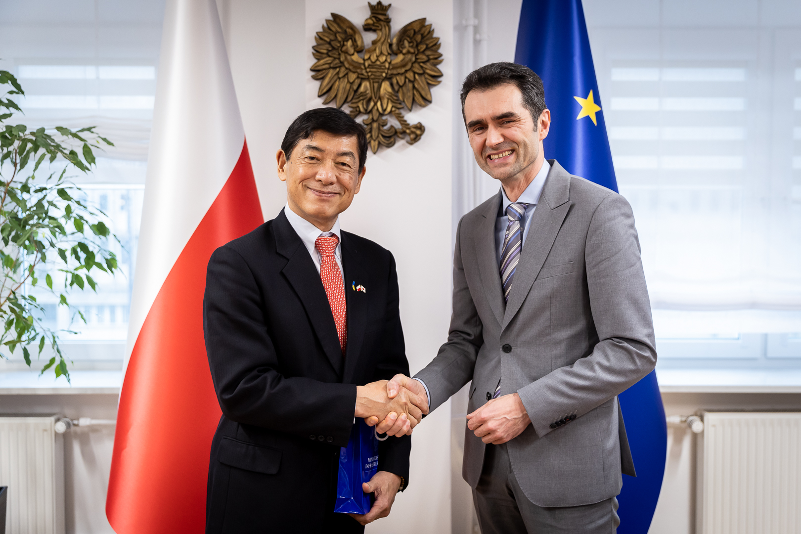 Wiceminister infrastruktury Piotr Malepszak i ambasador Japonii w Polsce Akio Miyajima rozmawiali o współpracy w zakresie transportu między krajami.