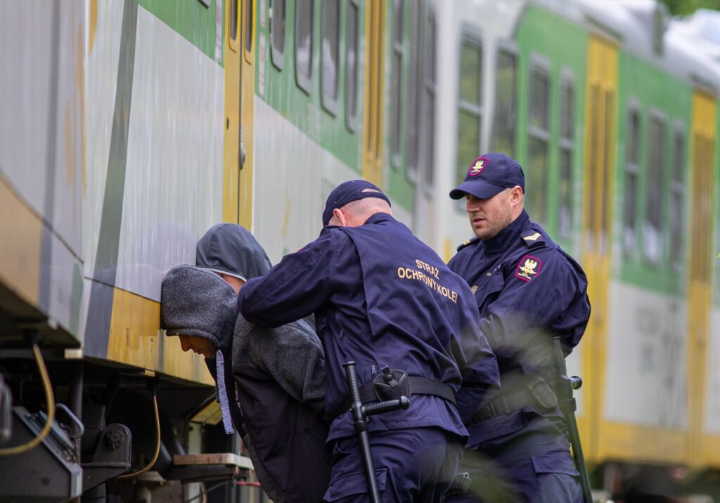Grafficiarze zatrzymani przez funkcjonariuszy Straży Ochrony Kolei (fot. SOK)