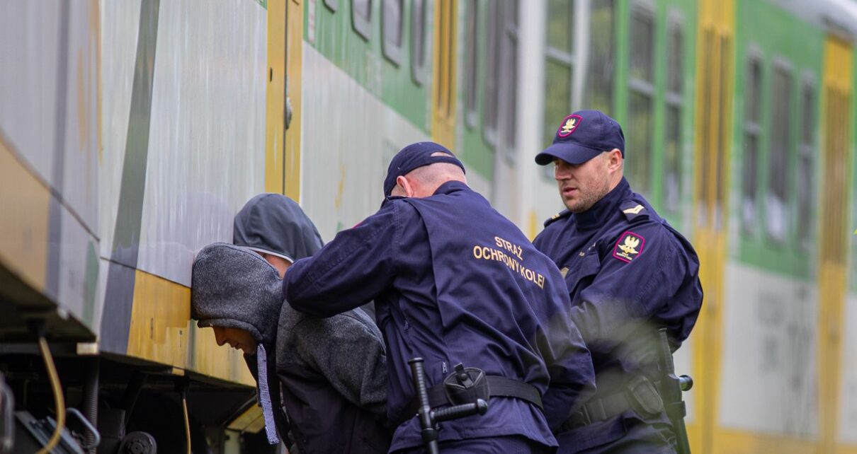 Funkcjonariusze SOK zatrzymali grafficiarzy, którzy niszczyli pociąg Kolei Mazowieckich (fot. SOK)
