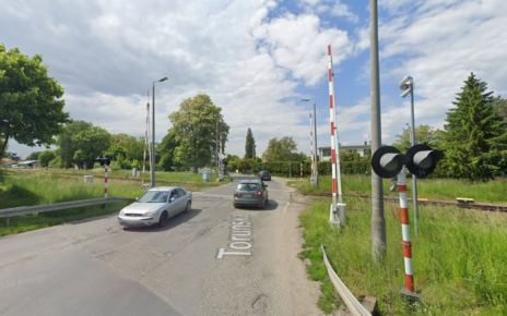 Unisław: skrzyżowanie kolrjowo-drogowe na którym powstać ma bezpieczne przejście dla pieszych. (fot. Google Maps)
