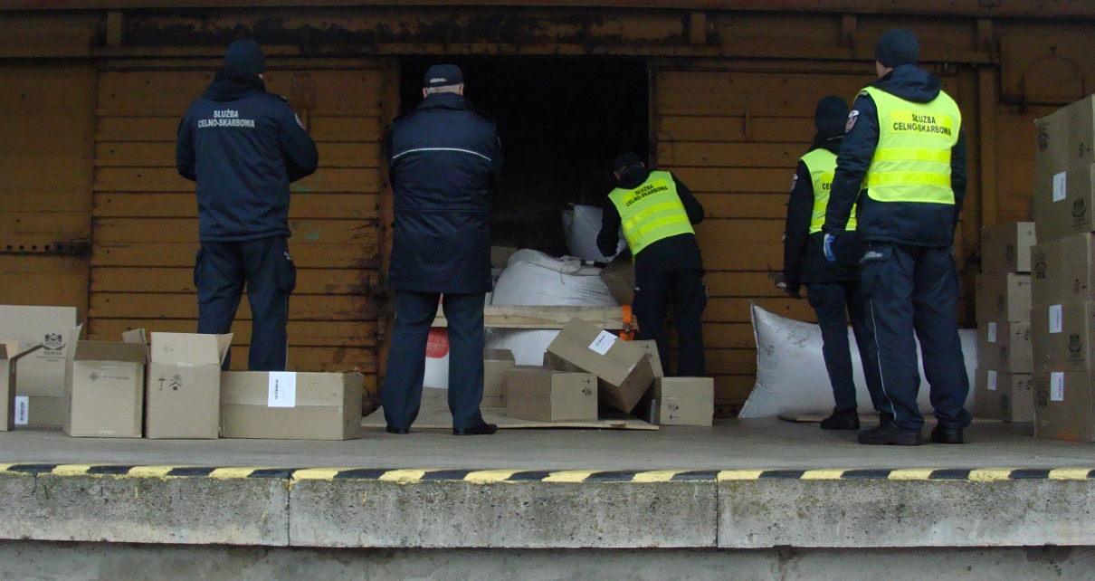 Przemyt papierosów udaremniony. Nielegalny towar wjechał do Polski pociągiem z Białorusi (fot. KAS)