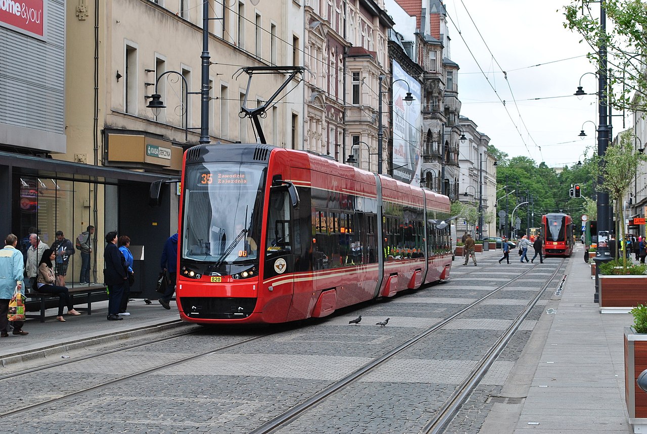 Katowice: pijany mężczyzna wpadł pod wagon tramwaju