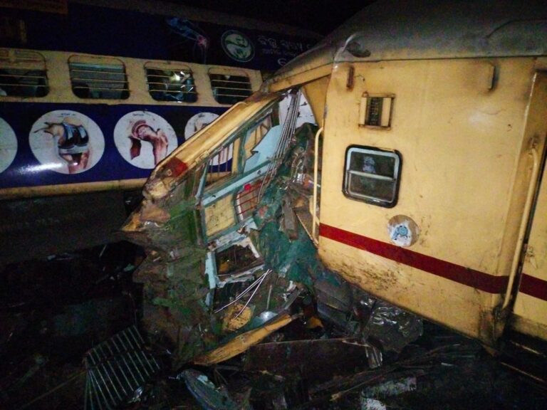 Katastrofa kolejowa w Indiach (fot. @shaandelhite/Twitter (X)