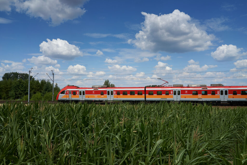 Marcowa korekta rozkładu jazdy pociągów wejdzie w życie w najbliższą niedzielę (fot. POLREGIO)