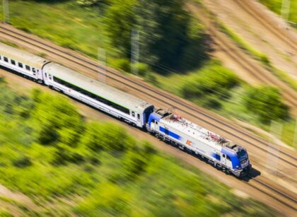 Łącznie w 2023 r. uruchomiono 1,89 mln pociągów pasażerskich – w porównaniu do 2022 r. był to wzrost o niecałe 4 proc. (65,4 tys. pociągów).