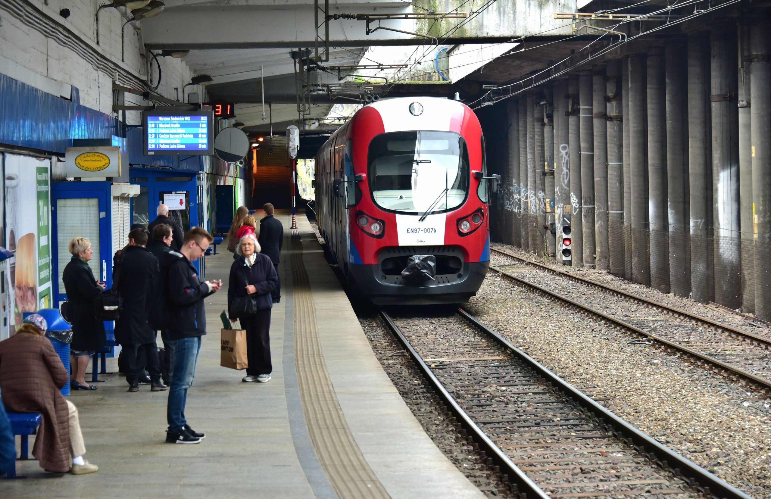 Punktualność polskich pociągów w 2023 r. Triumfuje WKD i PKP SKM w Trójmieście [RAPORT]