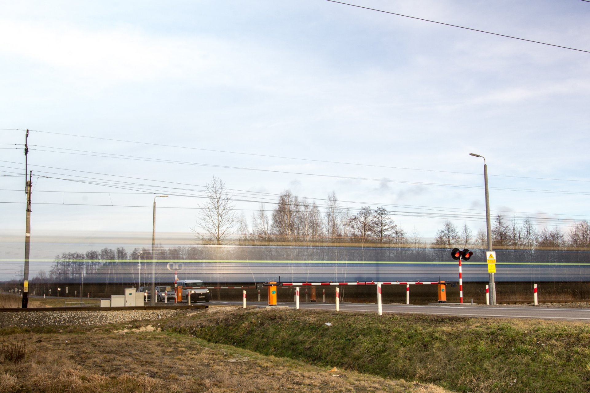 Przejazdy kolejowo-drogowe będą bezpieczniejsze. PKP Polskie Linie Kolejowe podpisały 13 umów z wykonawcami prac (fot. Grzegorz Biega)