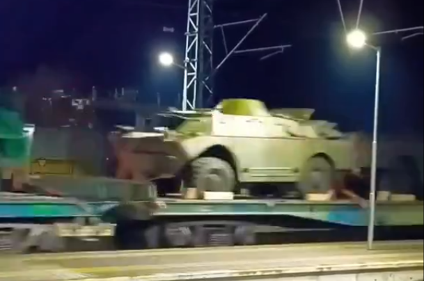 "Pociąg pancerny" w drodze na Ukrainę (fot. platforma X)