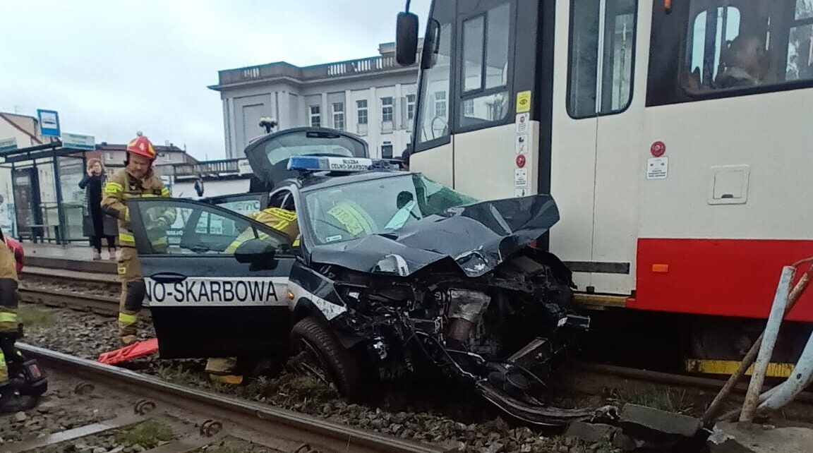 Samochód osobowy wjechał pod tramwaj w Gdańsku (fot. KP PSP w Gdańsku)