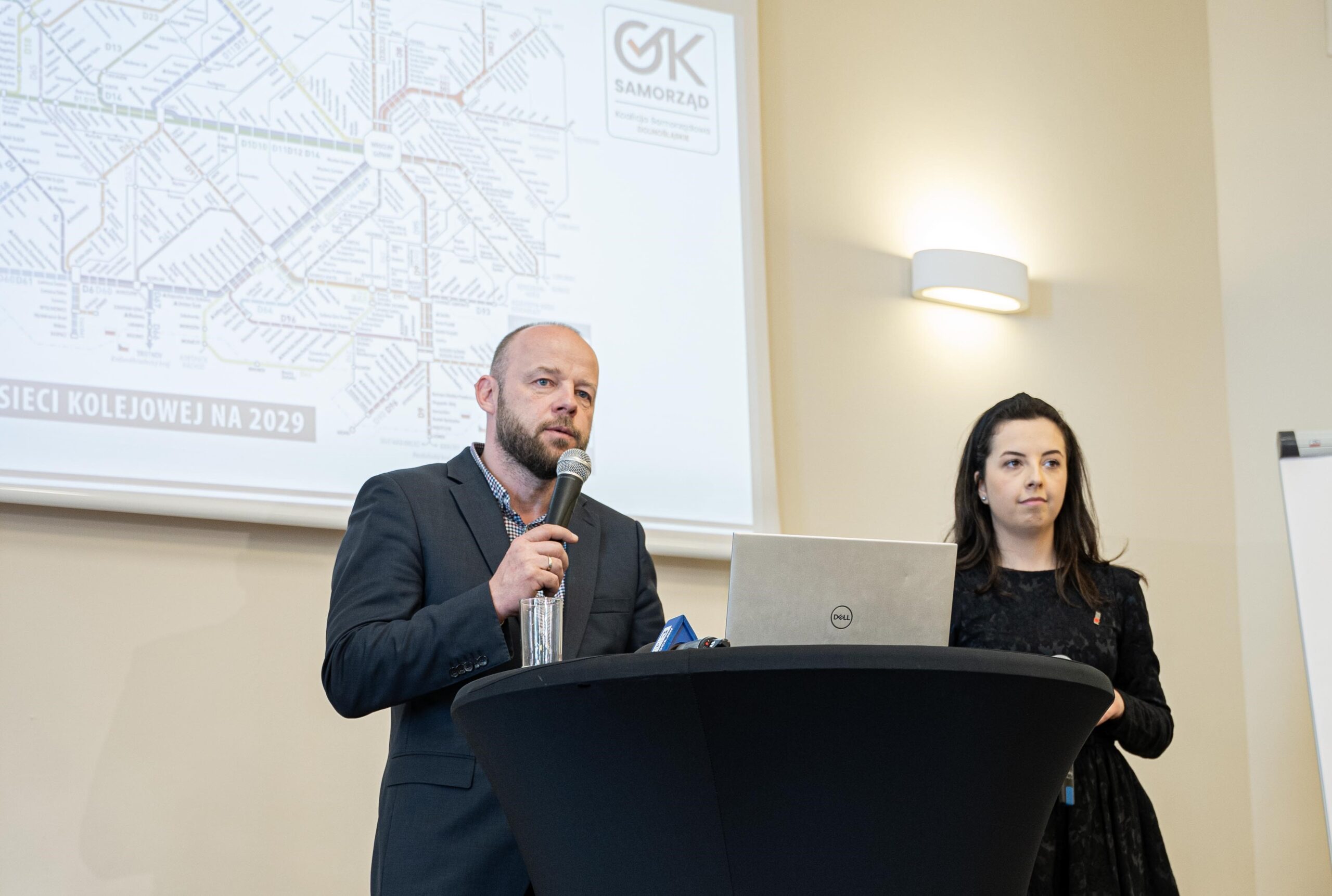 Iwona Budych i Patryk Wild prezentują swoją wizję rozwoju transportu publicznego na Dolnym Śląsku (fot. nadesłane)