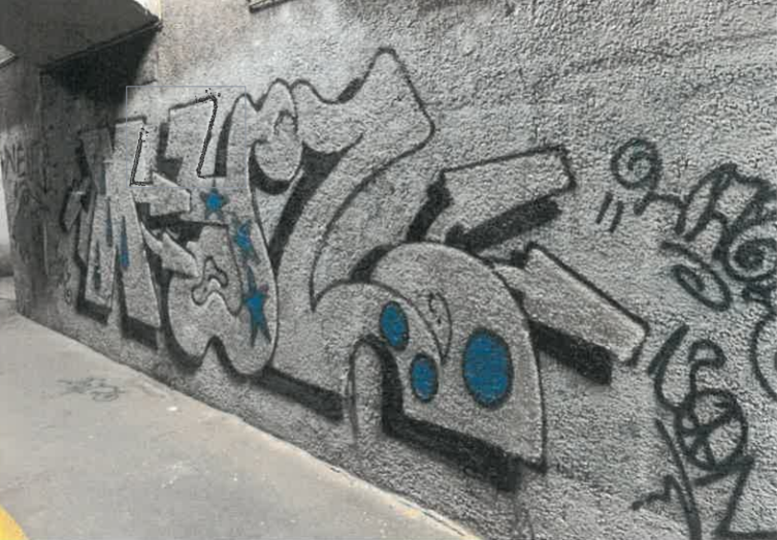 Graffiti na ścianie przy stacji kolejowej (fot. SOK)