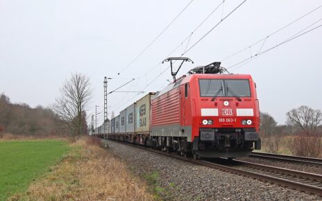 By Frederik Lampe from Bremen, Deutschland - 189 063 "DBSR" mit Containerzug - 03.01.2015 - Bremen Mahndorf (D), CC BY 2.0, https://commons.wikimedia.org/w/index.php?curid=92688136