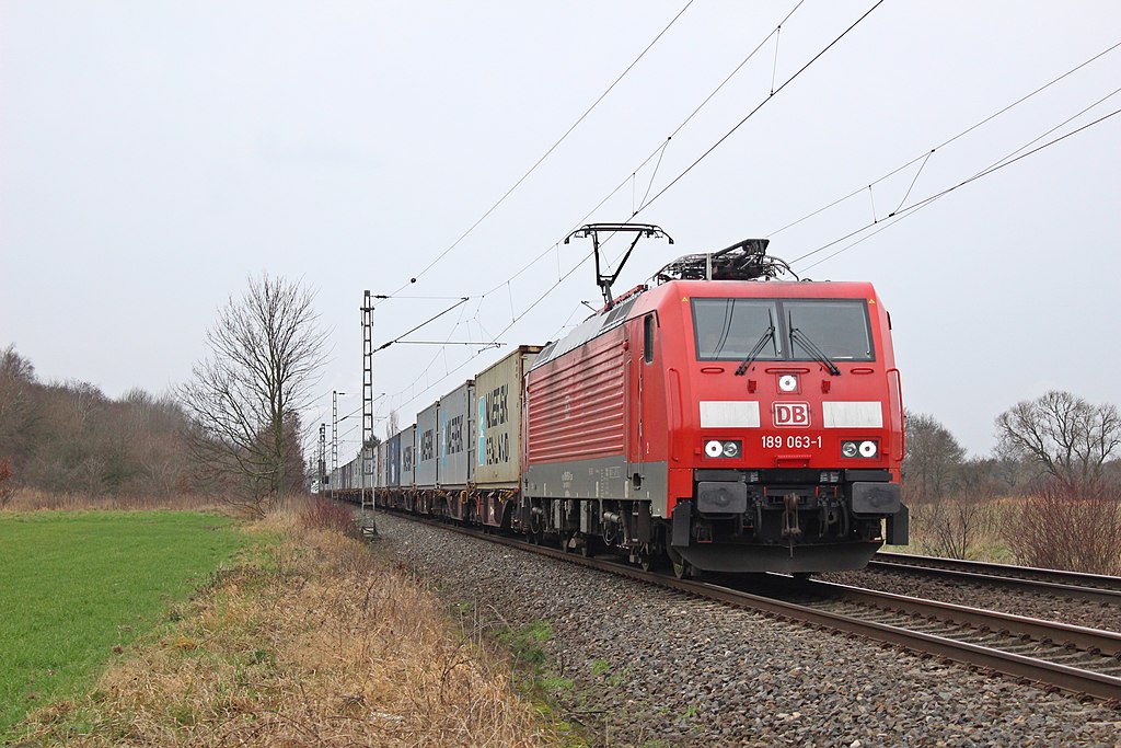 By Frederik Lampe from Bremen, Deutschland - 189 063 "DBSR" mit Containerzug - 03.01.2015 - Bremen Mahndorf (D), CC BY 2.0, https://commons.wikimedia.org/w/index.php?curid=92688136