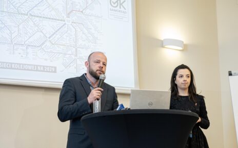 Iwona Budych i Patryk Wild prezentują swoją wizję rozwoju transportu publicznego na Dolnym Śląsku (fot. nadesłane)