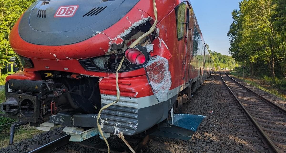 Przyczepa kempingowa, na której pokładzie znajdowały się butle z gazem, utknęła na torach. W pojazd wjechał pociąg regionalny (fot. Patrick Kulhei / Facebook)