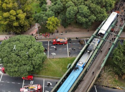 Zderzenie dwóch pociągów na wiadukcie w Buenos Aires w Argentynie (fot. VoiceofEuropa/X))