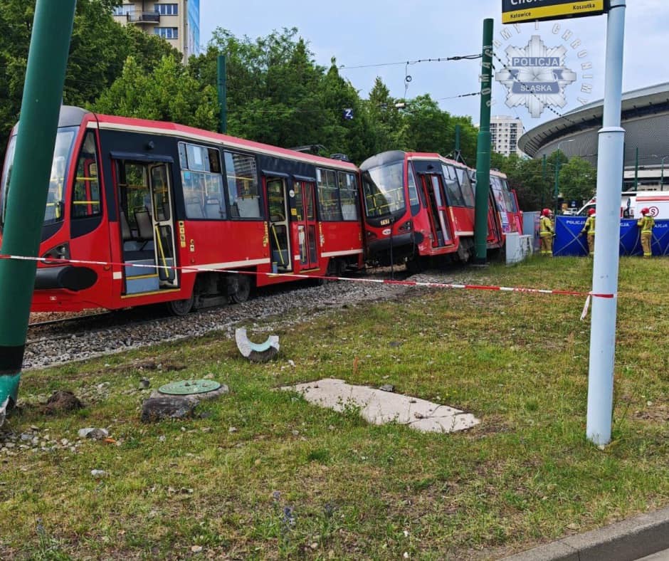 Katowice: tramwaj wypadł z torów i uderzył w słup trakcyjny (Fot. Śląska Policja)