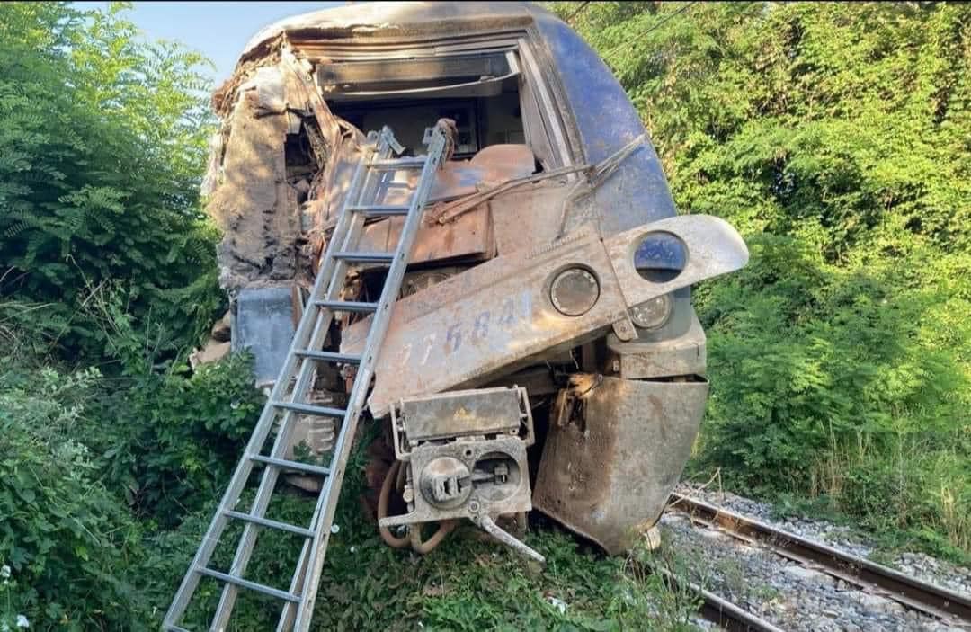 Lawina błotna doprowadziła do wykolejenia pociągu. Jednostka uderzyła w most (fot. Europe Trains Railways ECC)