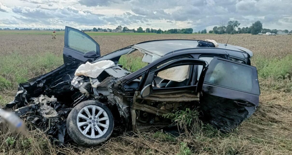 Samochód wjechał pod pociąg PKP Intercity (fot. Zdjęcia: bryg. Piotr Wypych)