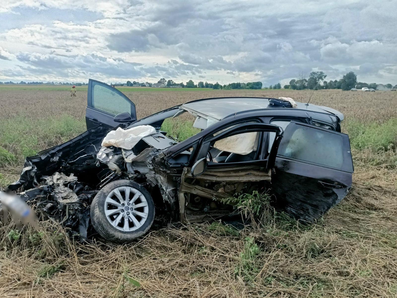 Samochód wjechał pod pociąg PKP Intercity (fot. Zdjęcia: bryg. Piotr Wypych)