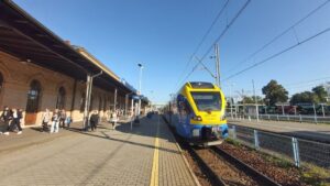 Bielsko-Biała pociąg przy peronie (fot. Katarzyna Głowacka | PKP PLK)