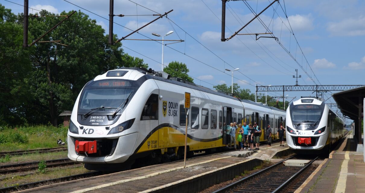 Pociąg do Międzylesia i dalej do Czech na stacji kolejowej Ziębice (fot. M. Pabiańska | PKP PLK)