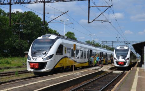 Pociąg do Międzylesia i dalej do Czech na stacji kolejowej Ziębice (fot. M. Pabiańska | PKP PLK)