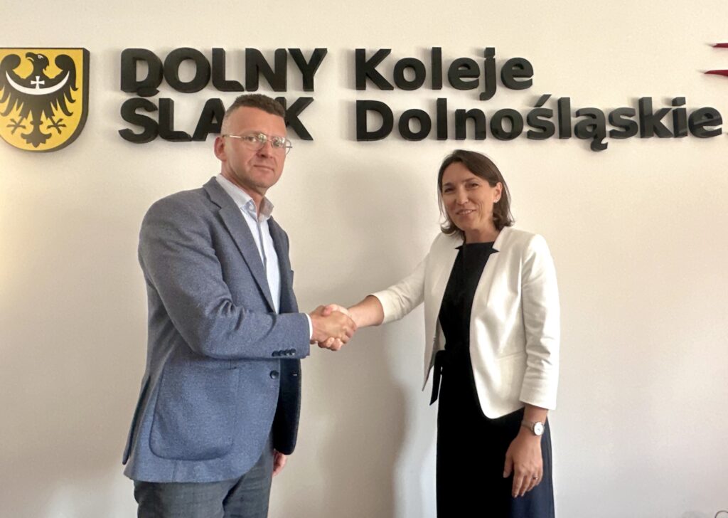 Damian Stawikowski, Prezes Zarządu Kolei Dolnośląskich oraz Anna Węgrzanowska, Dyrektor Biura Klienta Sektora Publicznego w PKO Banku Polskim. (fot. nadesłane)